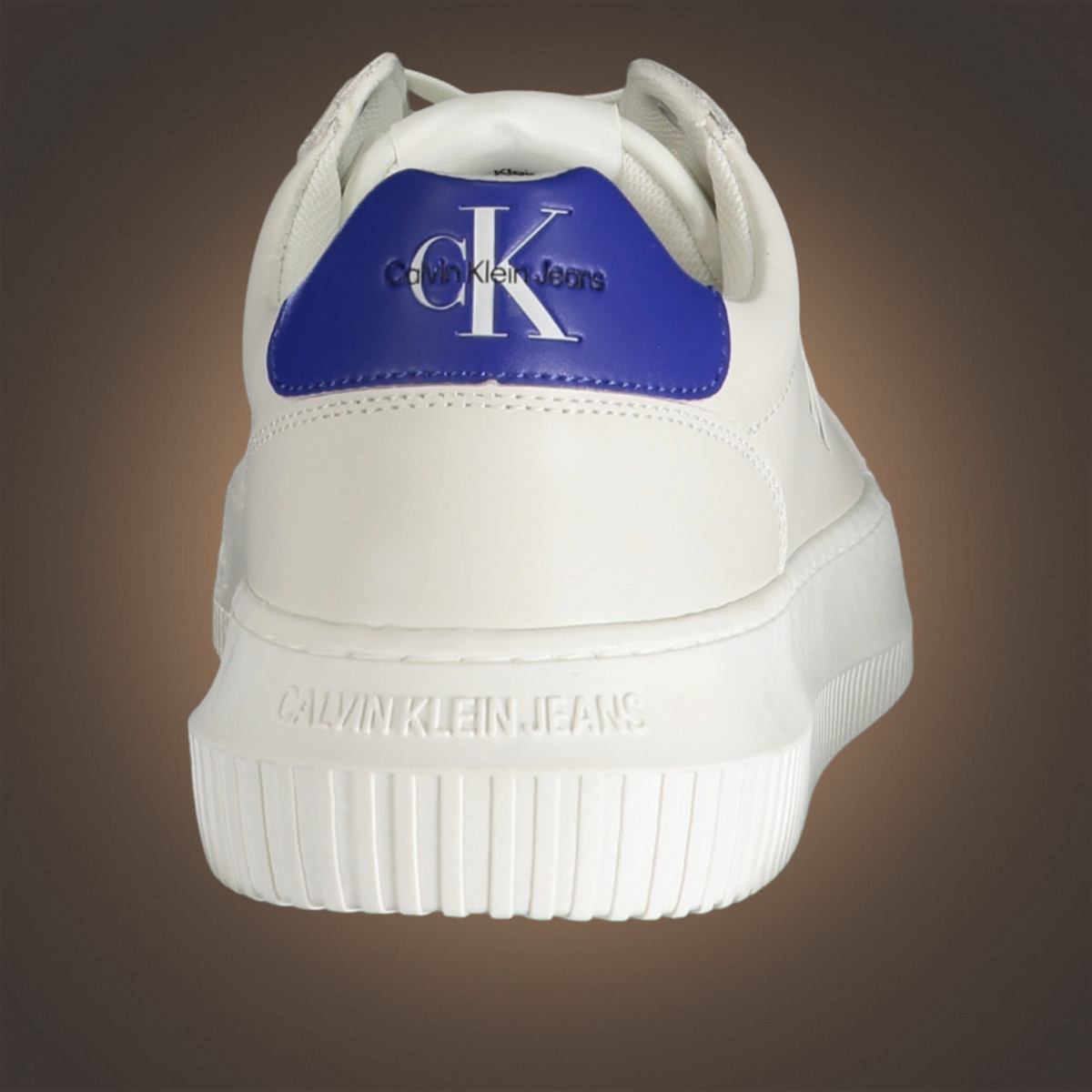 Zapatillas de hombre liquidationlive Calvin Klein blancas con detalle azul en el talón y logotipo grabado