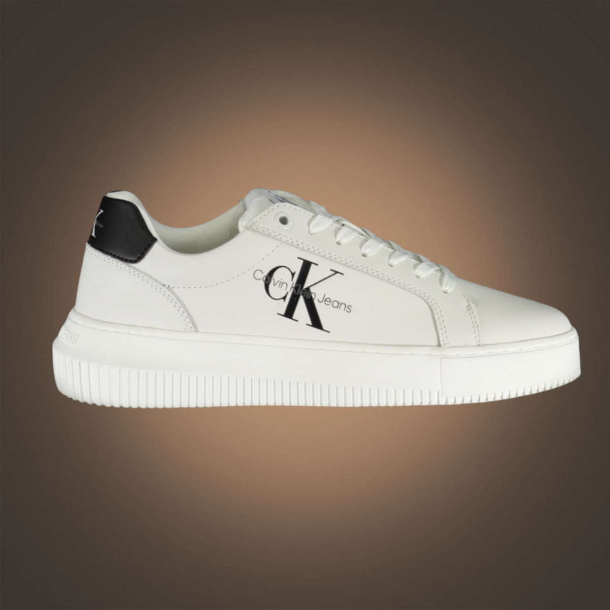 Zapatillas blancas de mujer liquidationlive Calvin Klein con logotipo lateral y detalle en contraste en el talón