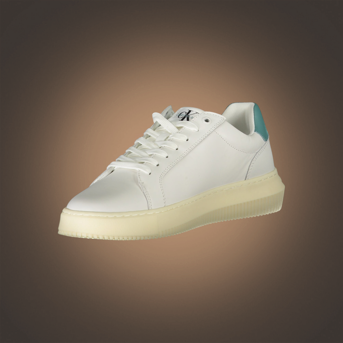 Zapatillas de hombre liquidationlive Calvin Klein blancas con cordones, suela crema y detalle en el talón azulado