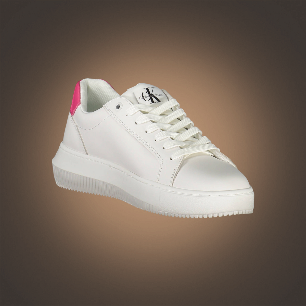 Zapatillas blancas Calvin Klein de mujer con cordones y detalle de talón en color rosa brillante