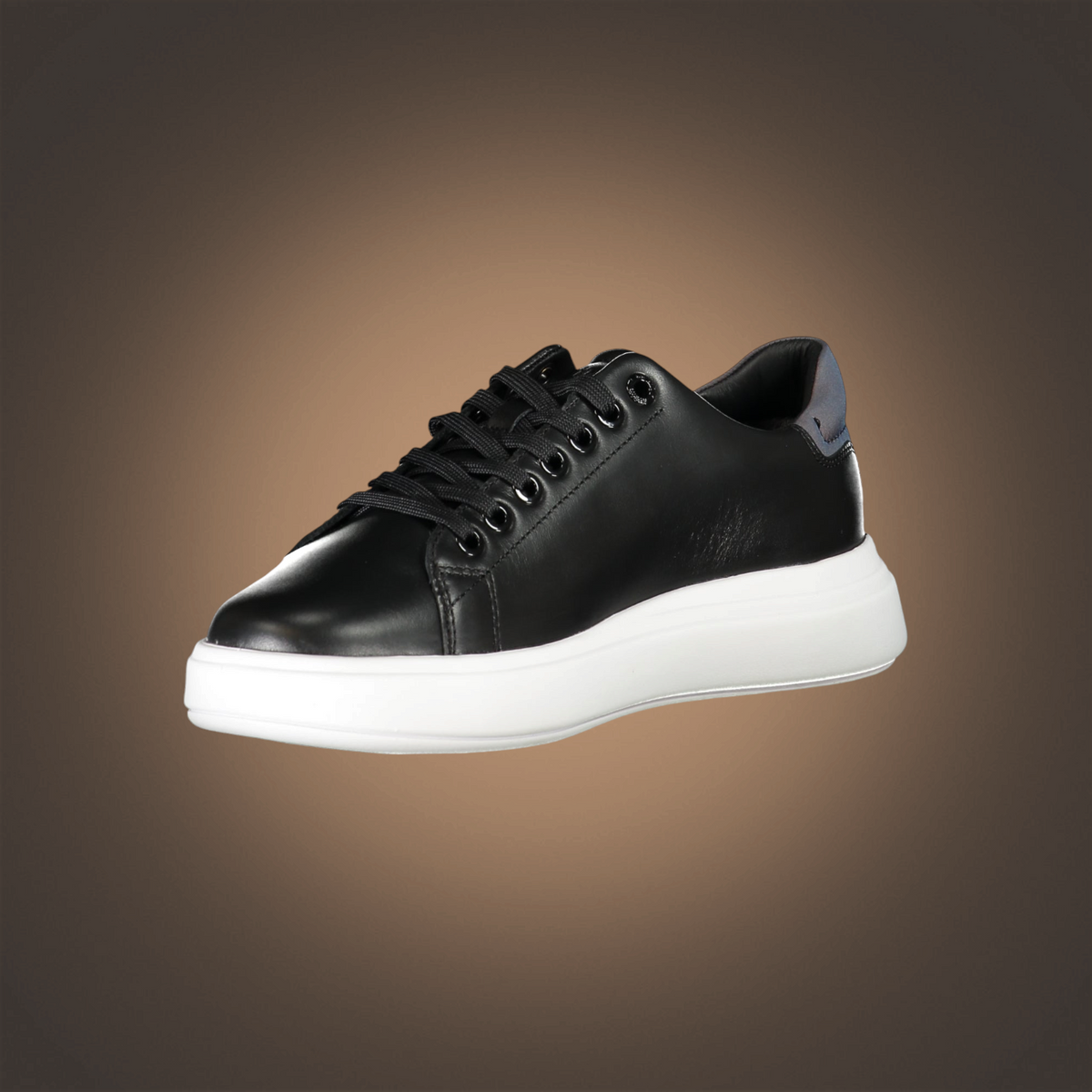 Zapatillas deportivas Calvin Klein de liquidationlive en negro con suela blanca gruesa y detalle gris en el talón
