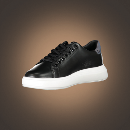 Zapatillas deportivas Calvin Klein de liquidationlive en negro con suela blanca gruesa y detalle gris en el talón