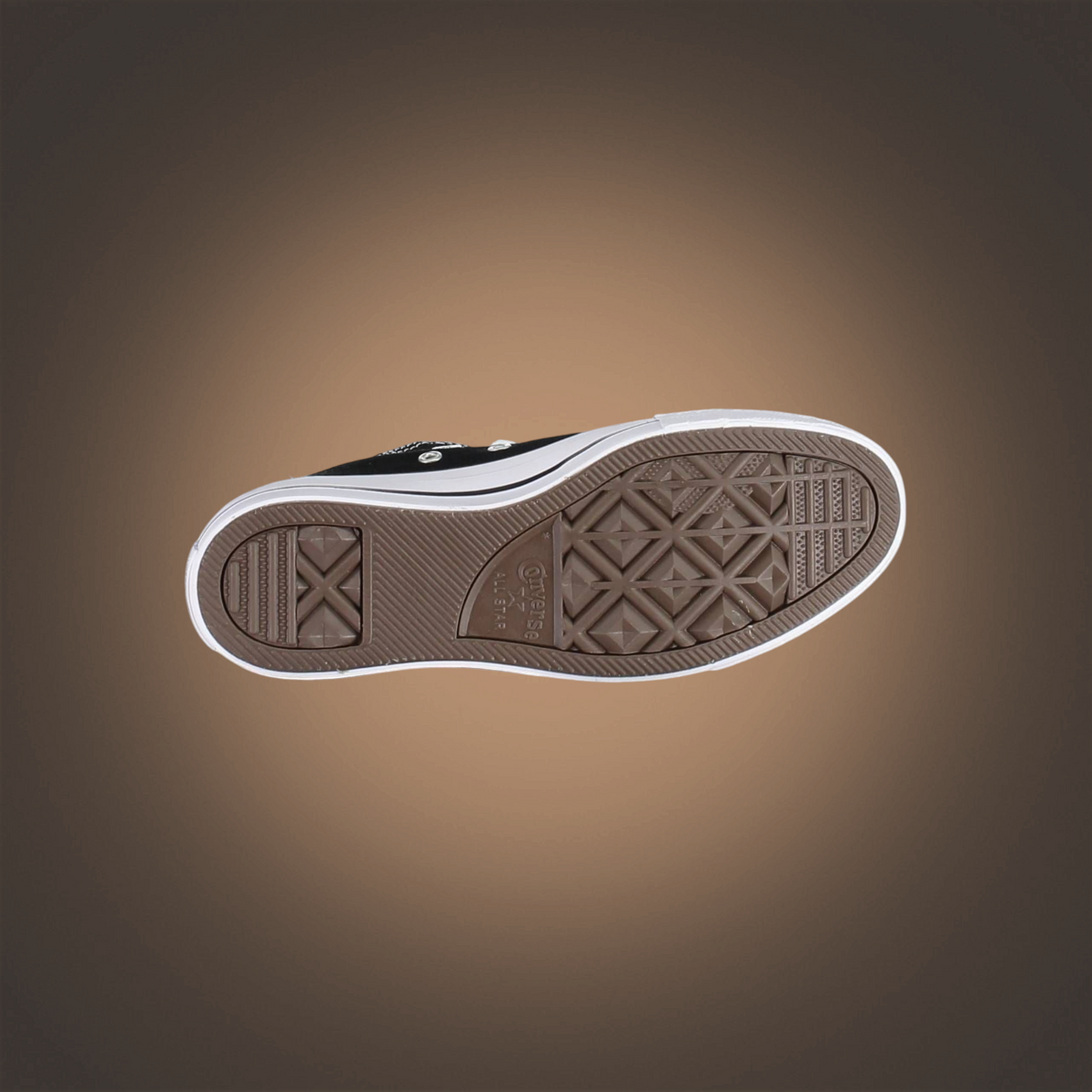 Zapatillas Converse negras de liquidationlive con suela de goma marrón en contraste y diseño clásico
